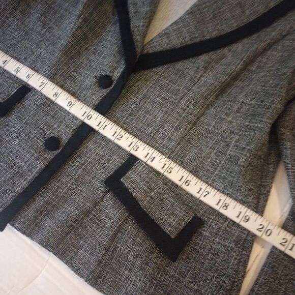 Sag Harbor waist length blazer with satin trimmed lapel and  buttons - Picture 10 of 10